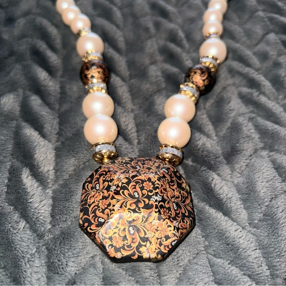 Lovely faux pearl w/black & gold tone pendant statement piece necklace 29" - Picture 5 of 6